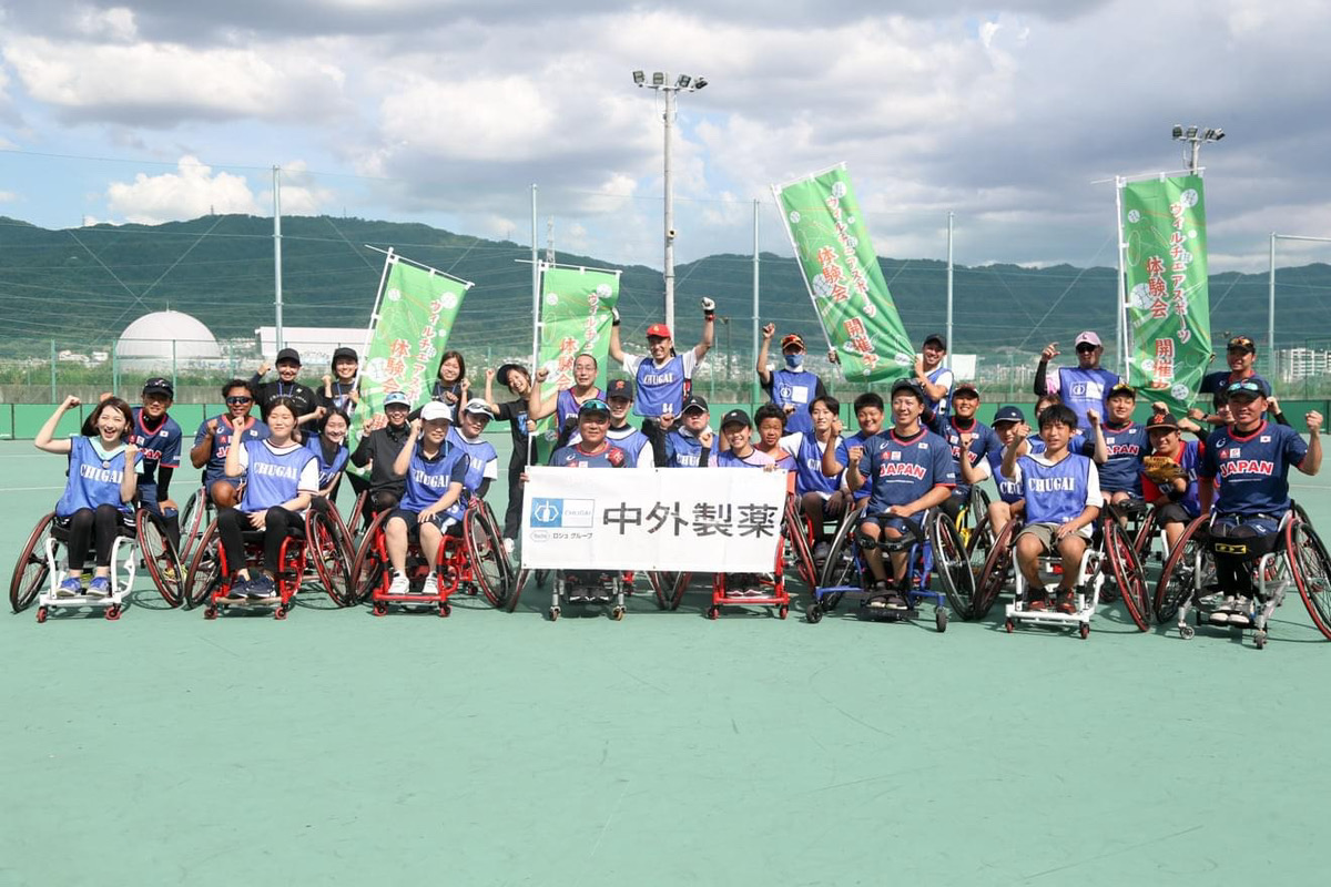 昨年、東大阪市ウェルチェアースポーツコートで開催された体験会の模様 | 【お知らせ】中外製薬株式会社と２０２２年度オフィシャルトップパートナー契約を締結しました。 | 日本車椅子ソフトボール協会