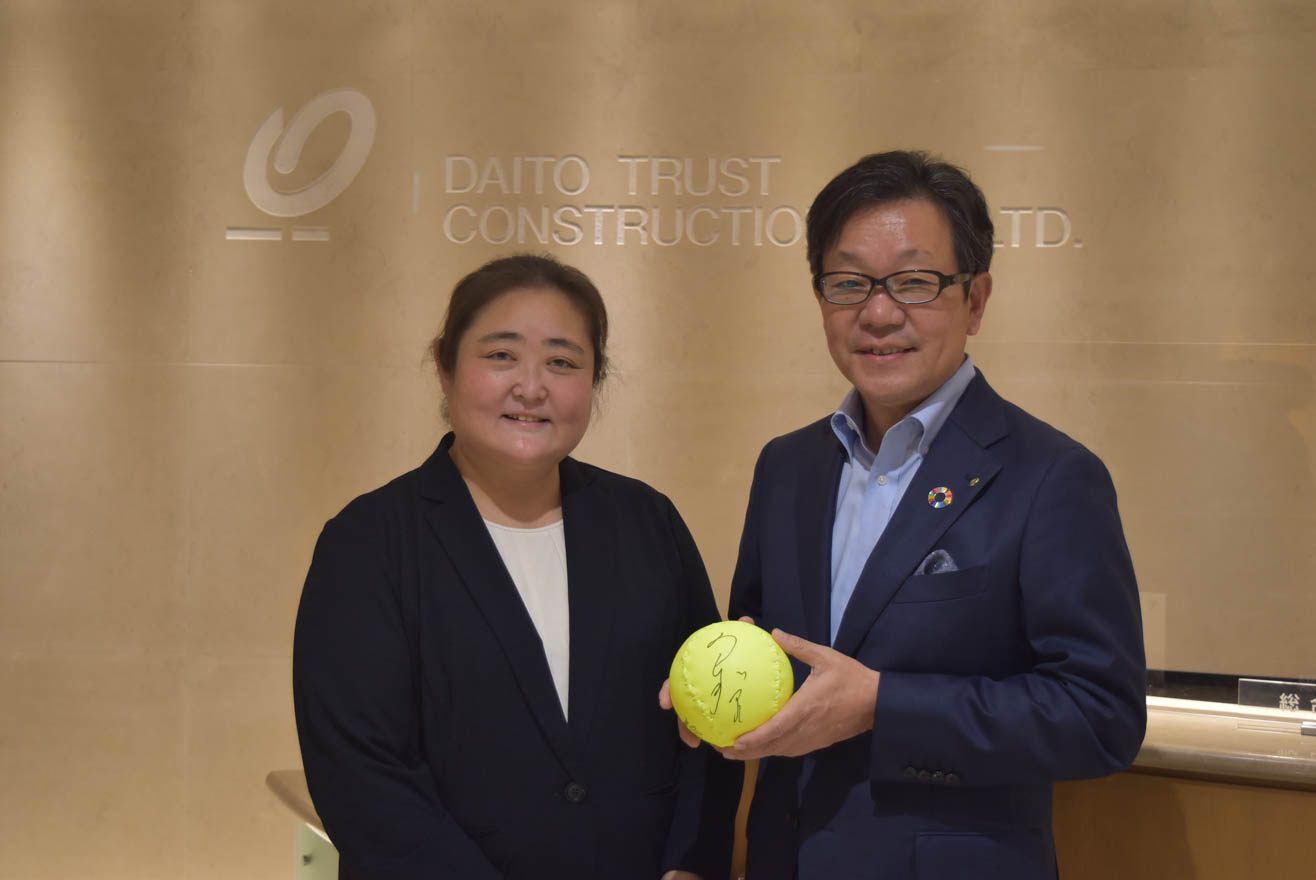 契約締結時の様子(写真右:大東建託株式会社 代表取締役社長 小林克満様、写真左:JWSA 会長 髙山樹里) | 【お知らせ】大東建託株式会社と2022年度オフィシャルトップパートナー契約を締結しました。 | 日本車椅子ソフトボール協会