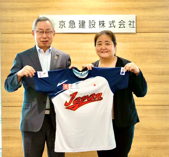 契約締結時の様子(写真右:京急建設株式会社 取締役社長 道平 隆様、写真左:JWSA 会長 髙山樹里) | 【お知らせ】京急建設株式会社と2022年度オフィシャルパートナー契約を締結しました。 | 日本車椅子ソフトボール協会
